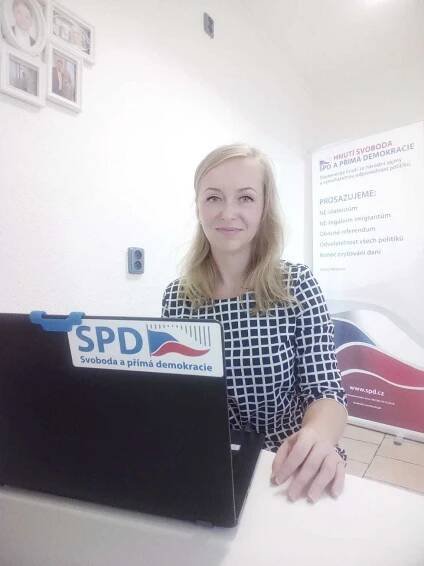 Migranty vinila z invaze: Okamurova blonďatá poslankyně je v hledáčku policie