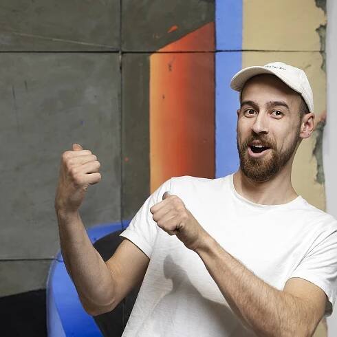 Betonové bloky i výstavy v ulicích. V malbě využívám intuitivní nostalgii, říká malíř Pavel Dušek