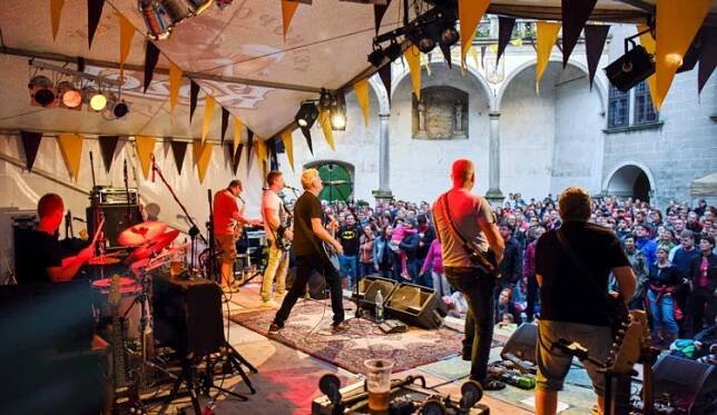 Festival Prázdniny v Telči začíná. Letošní ročník zahájil kostýmovaný průvod s medúzami a rybami
