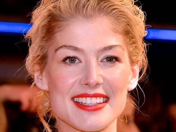 Herečka Rosamund Pike žila v Česku. Popsala svůj zážitek, na který nezapomene! - ČasProŽeny.cz