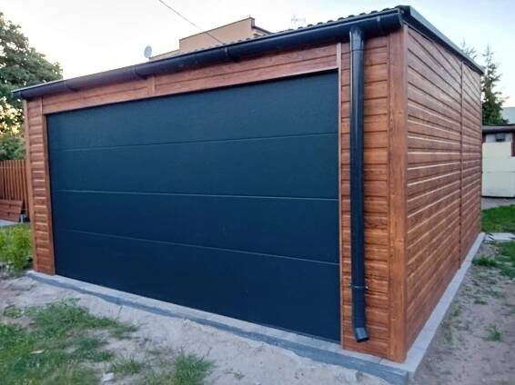 Plechová garáž 5x6 plechová brána segmentová grafitová, drevopodobná žľabu Značka LiderStal