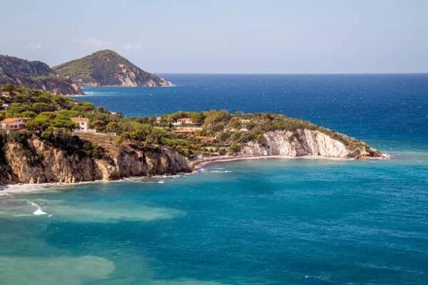 pohled z portoferraia na pláž capo bianco a capo d' enfola, isola d' elba (ostrov elba), toskánsko (toscana), itálie - bianco - stock snímky, obrázky a fotky