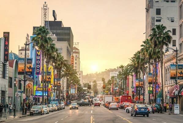Los angeles - 18 prosince 2013: pohled na hollywood boulevard při západu slunce. v roce 1958 byla vytvořena Hollywoodském chodníku slávy na této ulici jako Pocta umělci pracující v zábavním průmyslu.