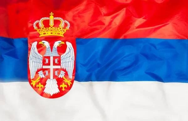 Srbsko země nezávislý stát státní vlajka banner close-up s mává textilie textura — Stock obrázek