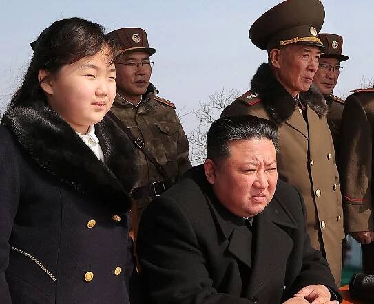 Severokorejský vůdce Kim Čong-un a jeho dcera sledují cvičné odpálení rakety....