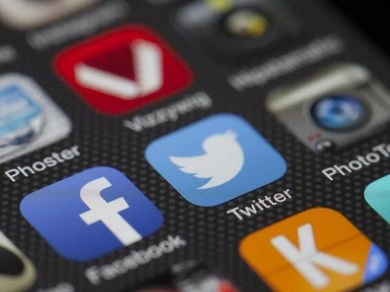Brusel žaluje Česko. Úředníkovi, který má hlídat Facebook a spol., podle EU chybějí pravomoci
