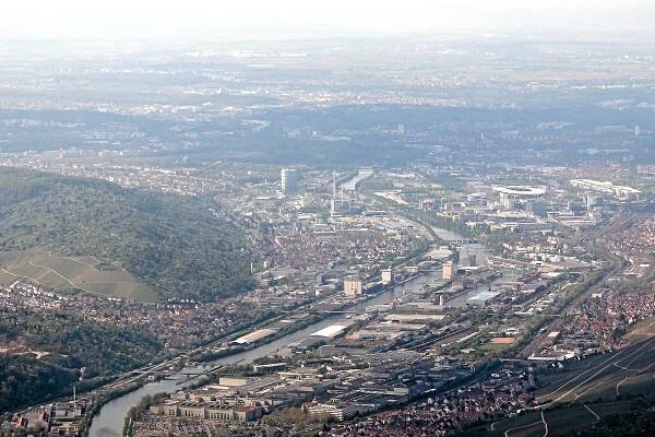 Datei:Stuttgart-Untertuerkheim-Wangen-Gaisburg-Neckarhafen-Daimler-Gaskessel-2011.JPG