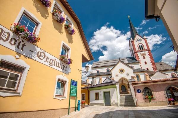 Außenansicht - im Hintergrund die Kirche von Mariapfarr