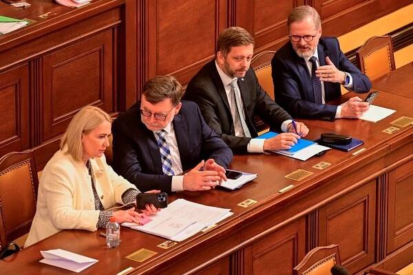 Nehorázně arogantní, hřímal Babiš ve Sněmovně. Poslanci podpořili vyšší platy politiků