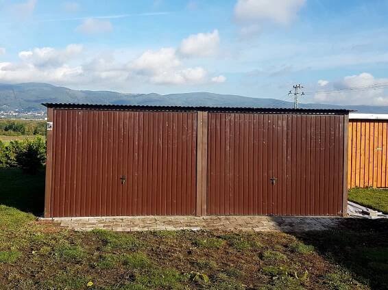 Plechová montovaná garáž 6×5 m – tmavě hnědá/výklopná vrata 2