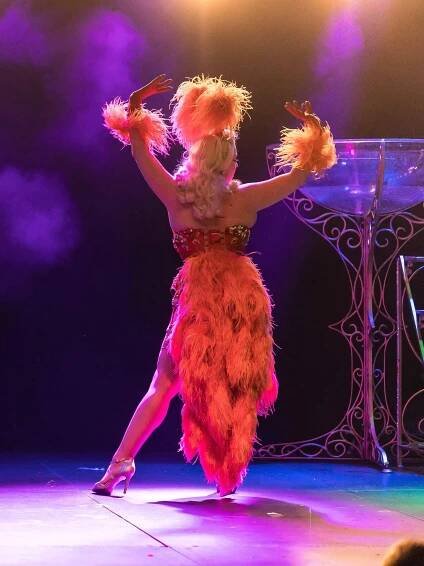 Burleskní vystoupení - Angelina Angelic - Firebird