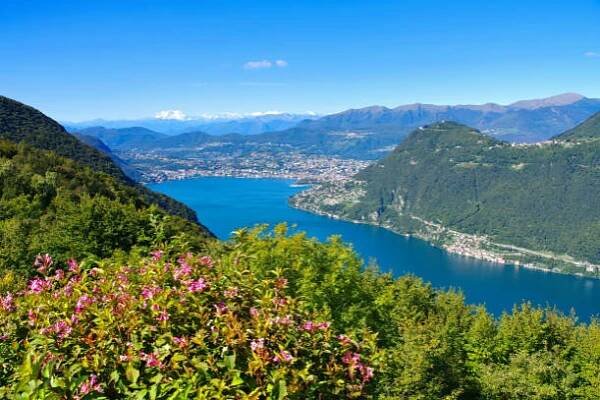 jezero lugano v alpách, itálii a švýcarsku - luganské jezero - stock snímky, obrázky a fotky