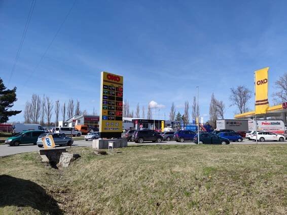 Ceny pohonných hmot klesají. Už se dá natankovat benzín i pod 40 korun za litr