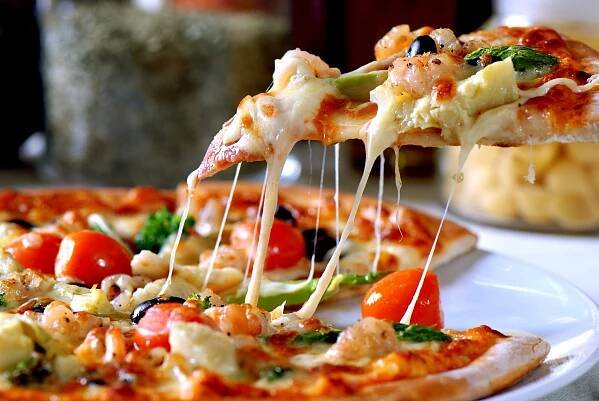 Jak udělat těsto na pizzu? Máme pro vás skvělý recept, těsto snadno zvládnete podle videa