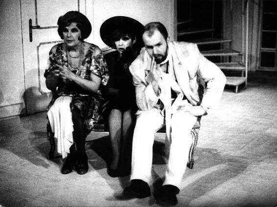 Irena Poledníková (Marcela Champsboisy), Zdena Bittlová (Luiza) a Josef Vrána (Romain Tournel). Foto Karel Meister