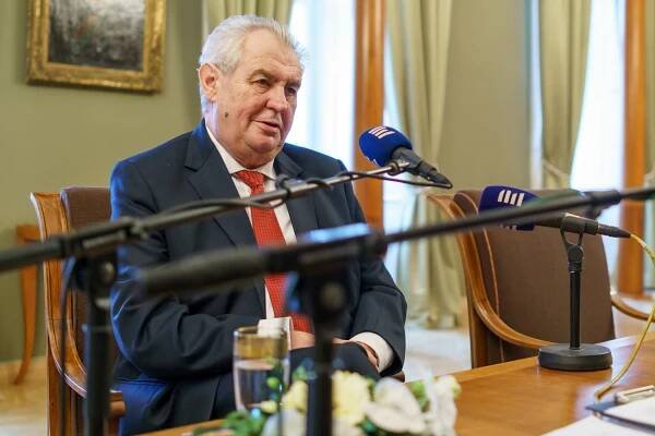 Miloš Zeman: Invazi migrantů do Evropy organizuje Muslimské... | Plus