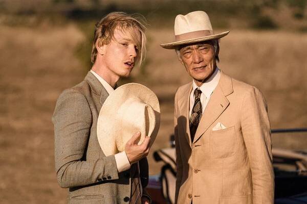 Země žen - Z filmu - Freddie Fox, Hal Yamanouchi