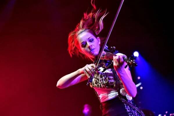 Lindsey Stirling, houslistka, skladatelka a tanečnice z Kalifornie, se vrátila do Prahy