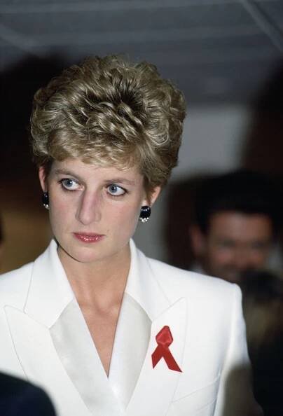 Princezna Diana s červenou stužkou symbolizující nemoc AIDS