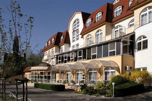 Lázeňské hotely Miramare Luhačovice tvoří koplex 3 vzájemně propojených hotelů, které nabízejí kvalitní ubytování v Luhačovicích. 