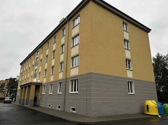 Představení nových bytů, které vznikly v bývalé vojenské ubytovně v Klatovech.