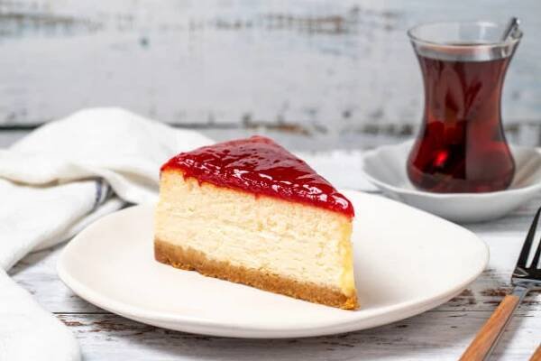 tvarohový koláč. newyorský dort. malinový cheesecake na dřevěném podlahovém pozadí. uzavřít - tvarohový dort - stock snímky, obrázky a fotky