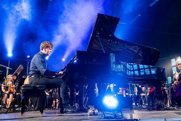 Všestranný pianista a milovník českých železnic Matyáš Novák zahrál už i na zimním stadionu