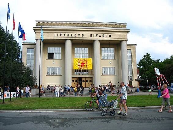Soubor:Jiráskovo divadlo.jpg – Wikipedie