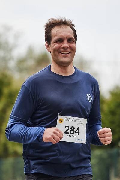 OBRAZEM: Běžci zaplnili Škodaland. Na Plzeňsku se opět běžel krajský půlmaraton