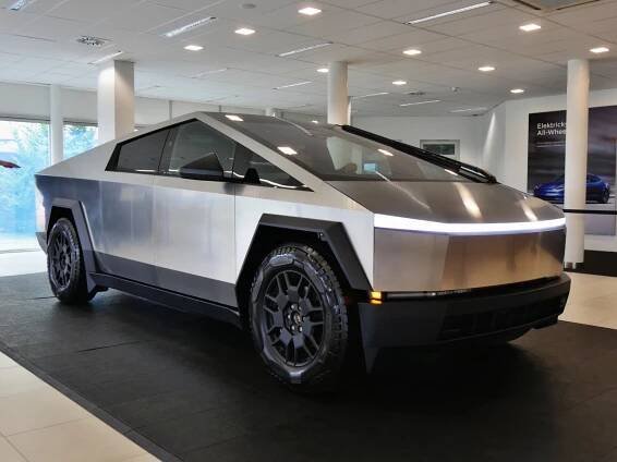 Tesla Cybertruck naživo v Česku: sci-fi design a gigantické rozměry šokují