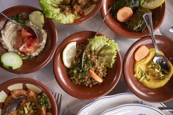 Rozmanité střední východní mezze sloužily k obědu — Stock obrázek