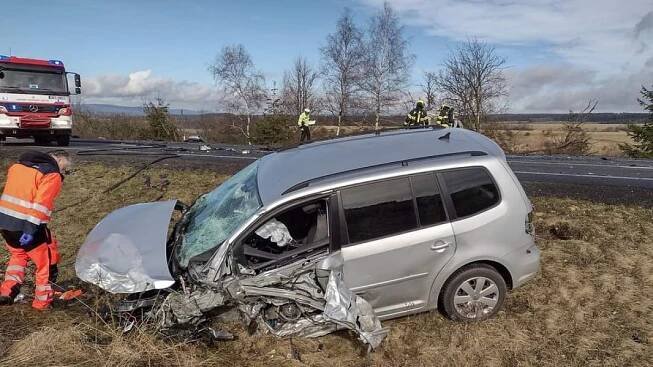 U Svitav se srazila tři auta, jedno začalo hořet