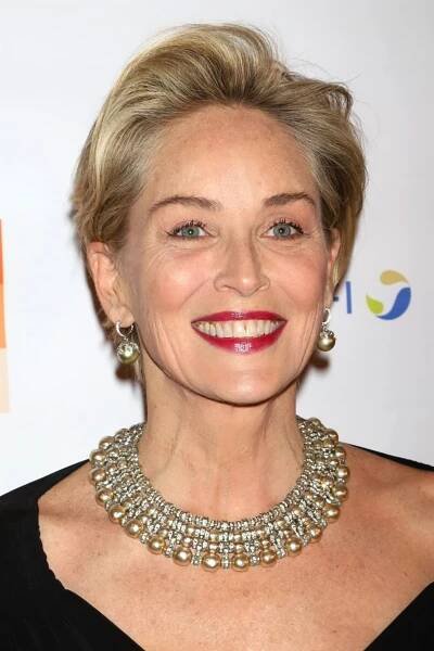 I po šedesátce je proklatě sexy! Takhle to Sharon Stone slušelo na charitativní akci