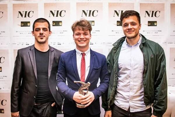 Výherci ceny diváků a třetího místa u odborné poroty na Filmovém festivalu Fakulty informatiky za snímek Jedničky a nuly. Zleva: Alexandar Masnikosa, Matěj Škop, Martin Svoboda.