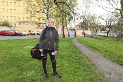 FOTO: Lucie Navrátilová před ruzyňskou věznicí, do níž měla přikázaný nástup. – stránka 8