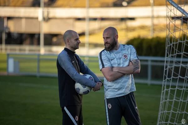 David Bičík na tréninku A-týmu žen | sparta.cz