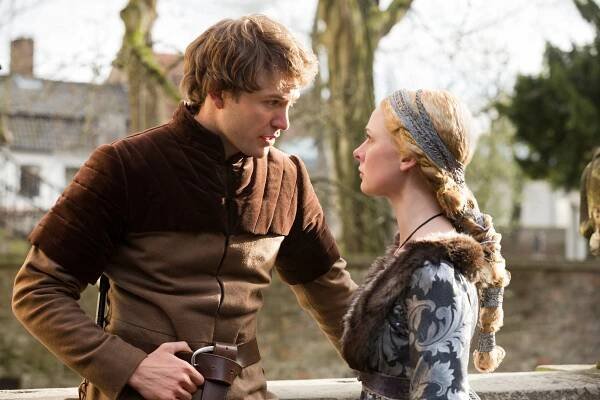 Bílá královna - Jed a sud červeného vína - Z filmu - Ben Lamb, Rebecca Ferguson