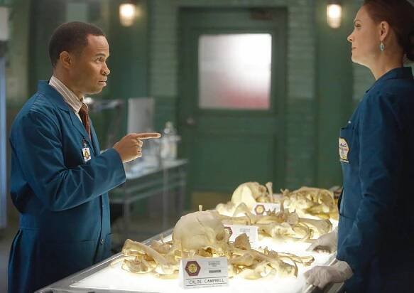 Sběratelé kostí - Záhada v balíku - Z filmu - Eugene Byrd, Emily Deschanel