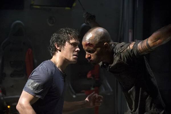 Prvních 100 - Contents Under Pressure - Z filmu - Bob Morley, Ricky Whittle