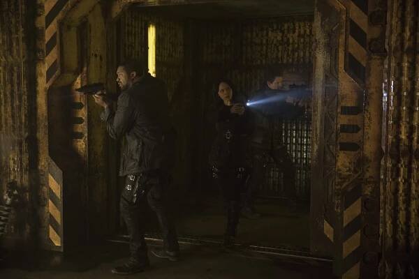Dark Matter - The Dwarf Star Conspiracy - Z filmu - Roger Cross, Melissa O'Neil