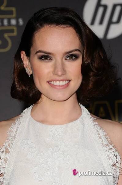 Daisy Ridley - celebrity účes - HappyHair