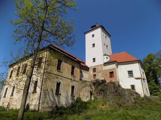 Kamenná kniha u břehu Labe připomíná spisovatele a historika Františka Palackého