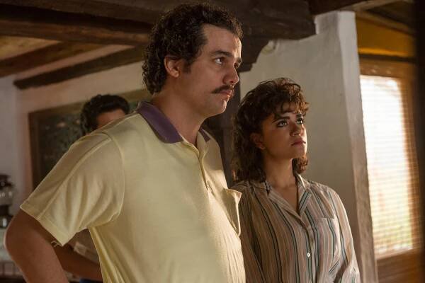 Narcos - Jedna velká lež - Z filmu - Wagner Moura, Paulina Gaitan