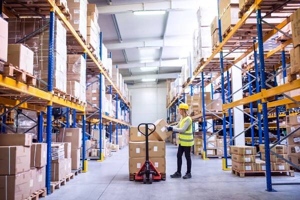 Ženské skladu dělník nakládací boxy. — Stock obrázek