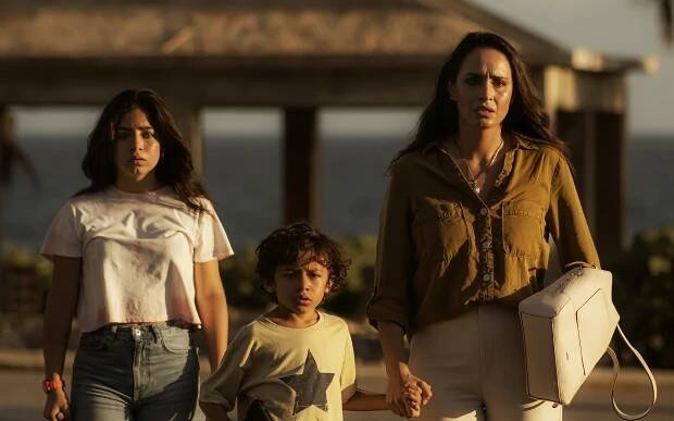 Venus Ariel, Carlos Solórzano, Fernanda Urrejola - Megalodon: Černý démon - Z filmu