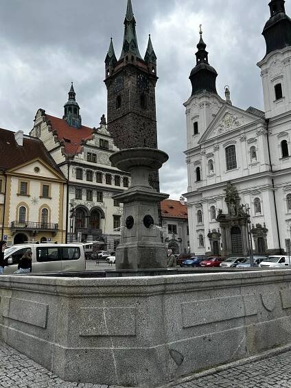 Kašna na náměstí již tryská, všimněte si i nově nainstalovaného prvku