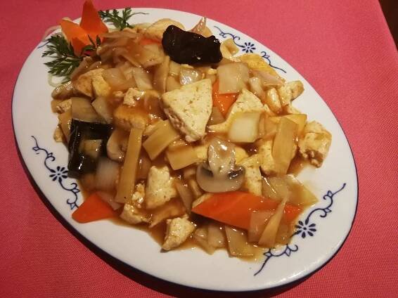 104. 220g Sójové maso tou-fu se zeleninou – Čínská restaurace