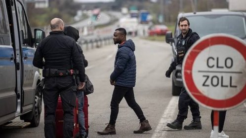 Fotky hranic se Slovenskem: Ilegální migranti i zadržený převaděč - Seznam Zprávy