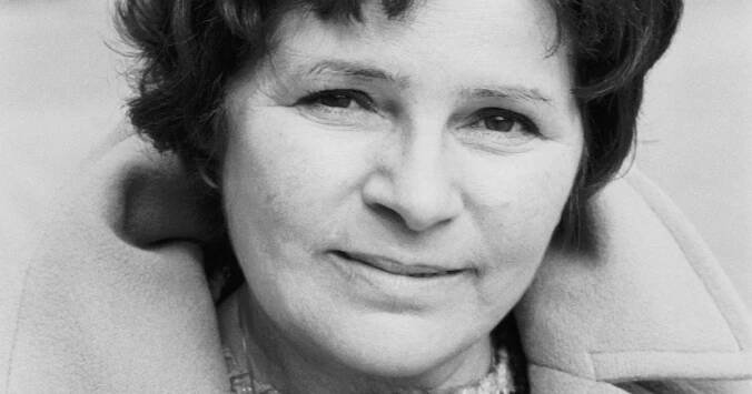 Když politika přebije umění. Jiřina Švorcová zazářila jako Žena za pultem, kabát nikdy nepřevlékla