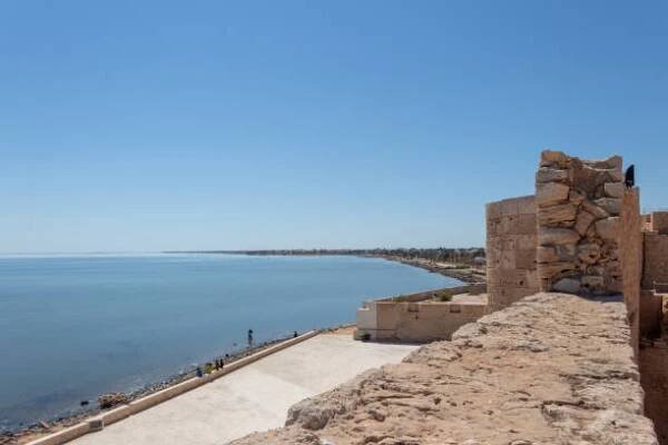 věž hradu borj el kebir s pozadím středozemního moře v houmt el souk v djerba, tunisko - džerba - stock snímky, obrázky a fotky